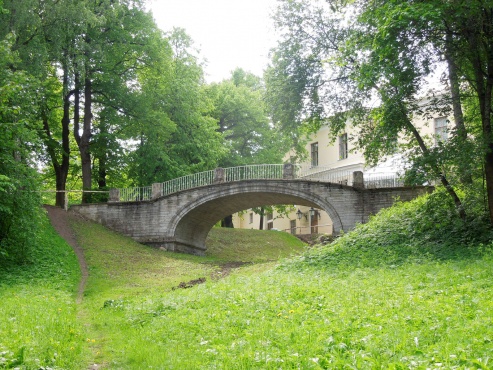 Мост у северного корпуса Дворца