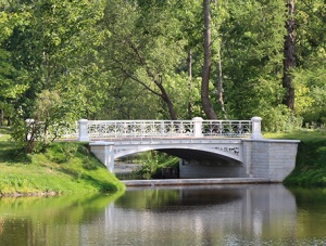 Отреставрированы два моста на Ламских прудах в Александровском парке