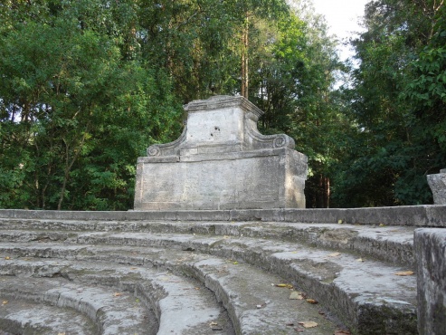 Амфитеатр со статуей "Флора"